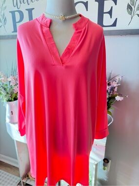 Honeyme Hot Pink V-Neck Tunic Top.  Has small pull in arm.  Can fit a 2xl